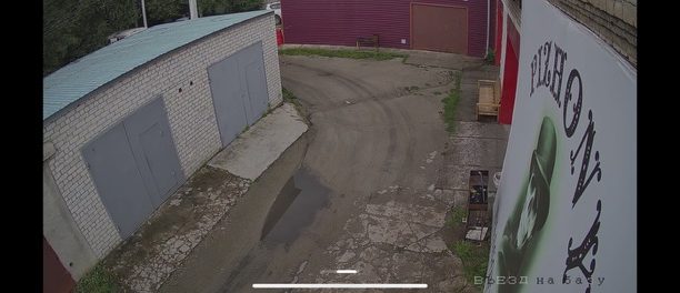 Кадр с камеры видеонаблюдения: Парковка · въезд